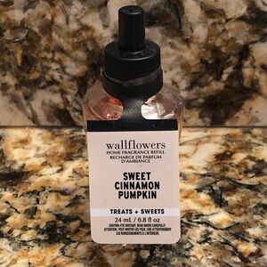 Bath and Body Works Sweet Cinnamon Pumpkin Wallflower Refill Bulb